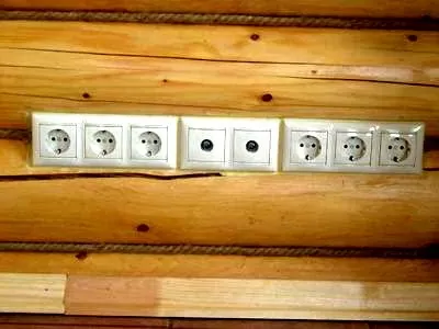 Предлагаем профессиональные услуги электромонтажа деревянных домов в Москве и Московской области.