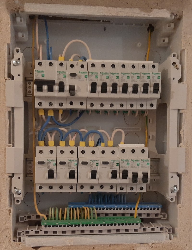 Монтаж электрощита на 24 модулей внутренней установки