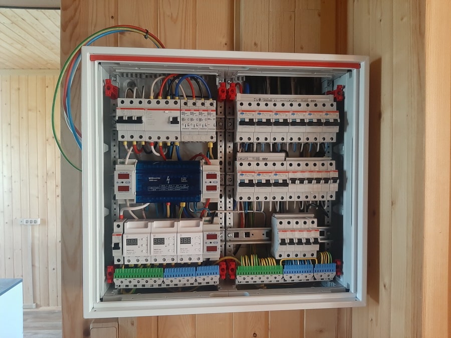 Монтаж электрощита с автоматами в деревянной стене